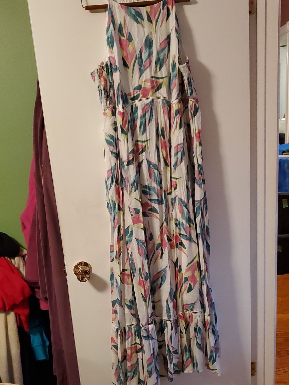 NWT Torrid size 2X  White Floral Maxi Dress with Teal/Pink/Green Leaf Print